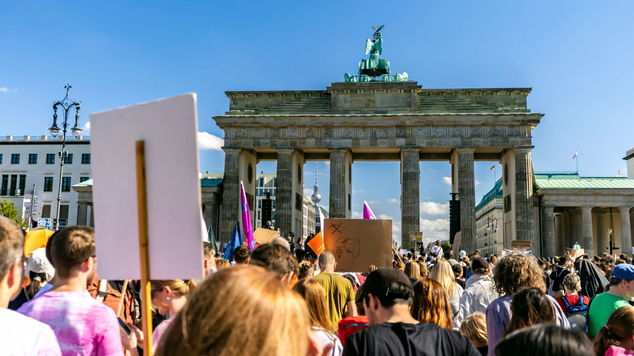 Demonstration vor dem Brandenburger Tor in Berlin