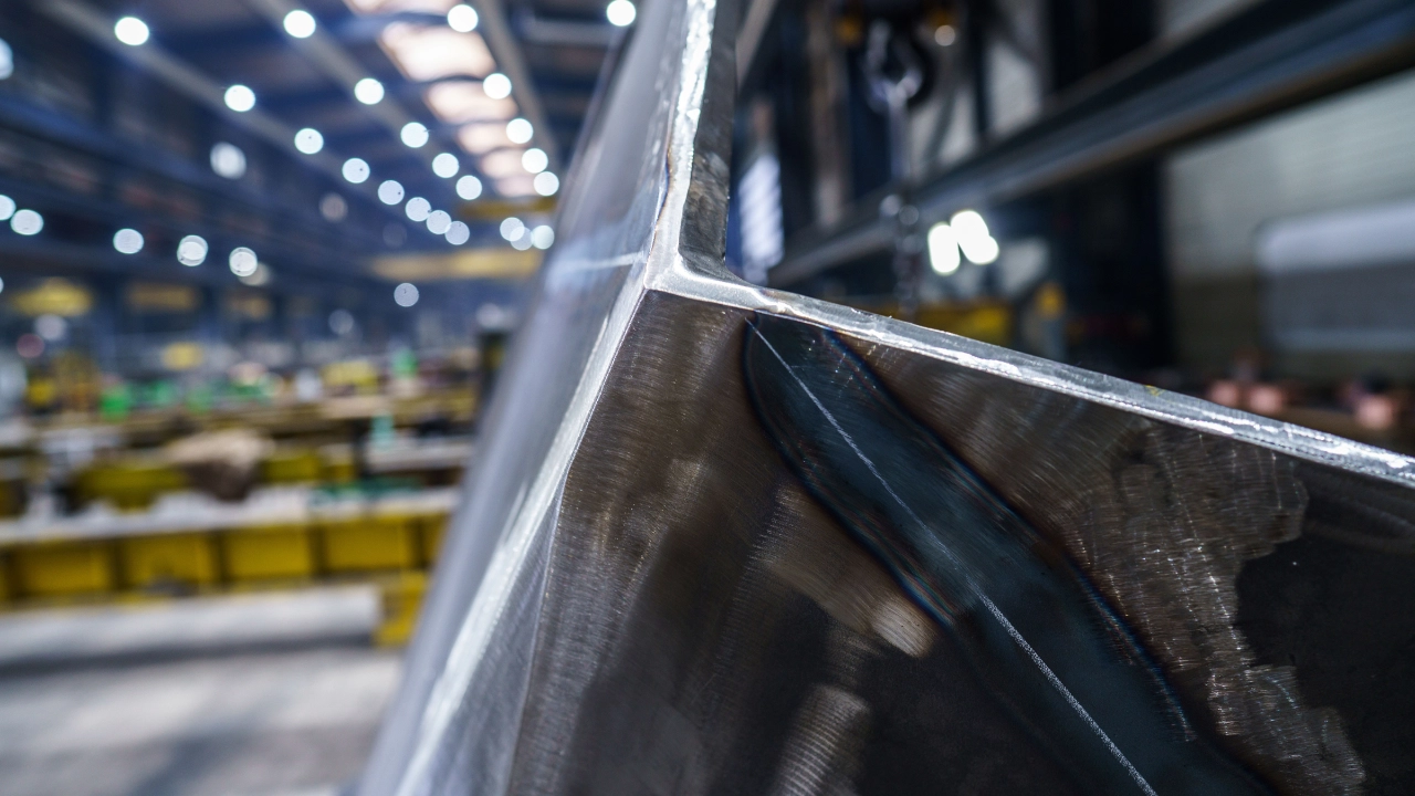 Nahaufnahme eines Stahlteils bei Donges SteelTec GmbH in Darmstadt
