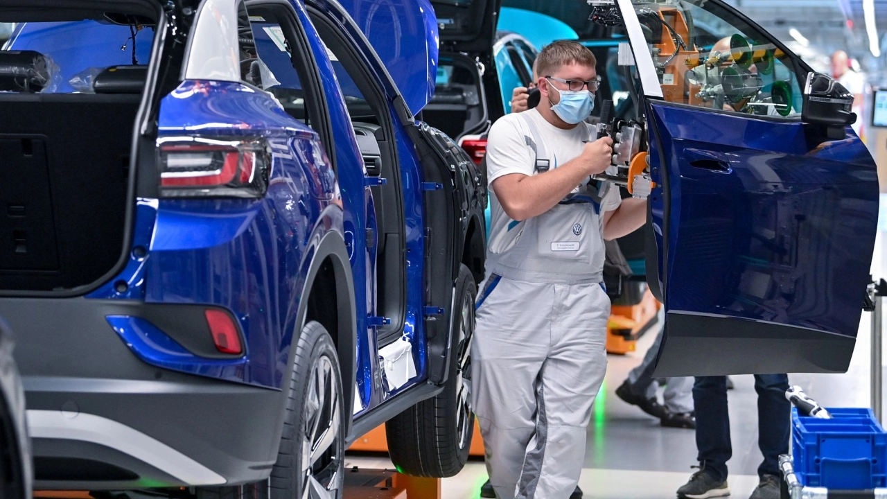 Rund 26 Millionen E-Autos will VW bis 2029 verkaufen. In Zwickau rollt neben dem ID.3 nun auch der ID.4, der erste Elektro-SUV, vom Band