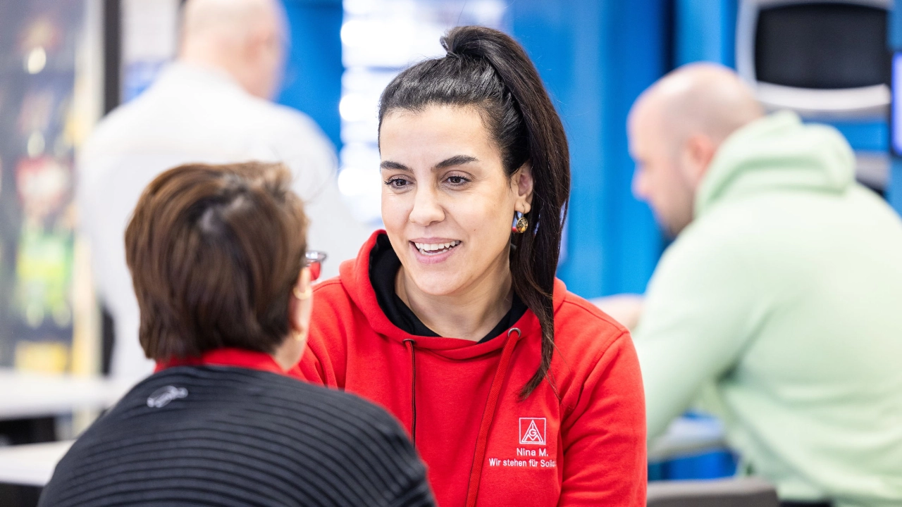 Zwei Frauen unterhalten sich im Betrieb