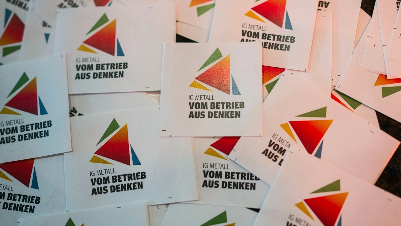 IG Metall vom Betrieb aus denken - Logo auf Aufklebern 