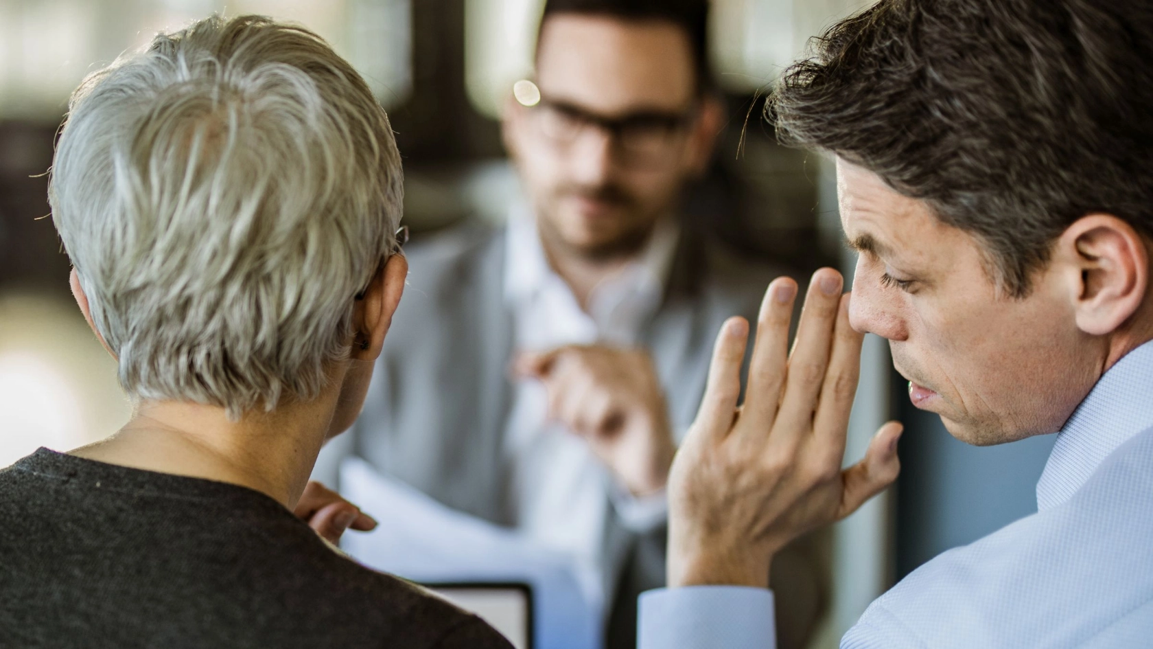 Beschäftigte lästern im Büro