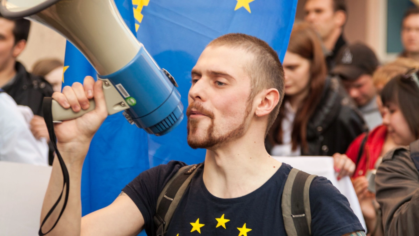 Unterstützer von Opposition mit Megafan in Belarus