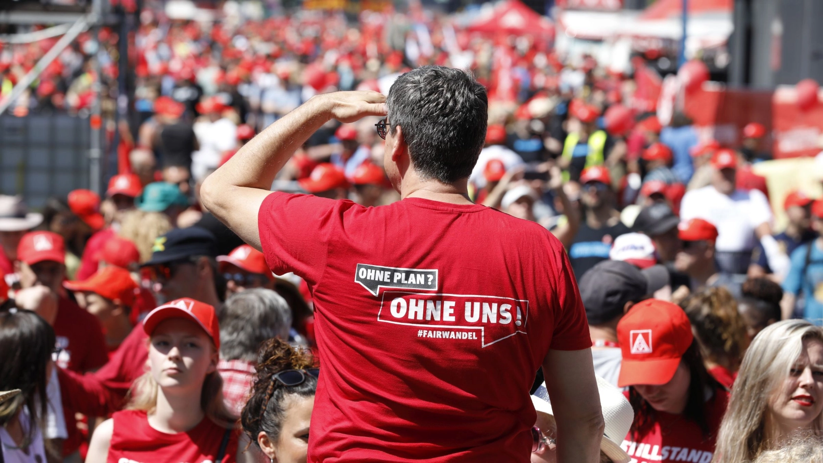 Metaller auf der FairWandel-Kundgebung trägt ein T-Shirt mit der Aufschrift: "Ohne Plan? Ohne uns!"