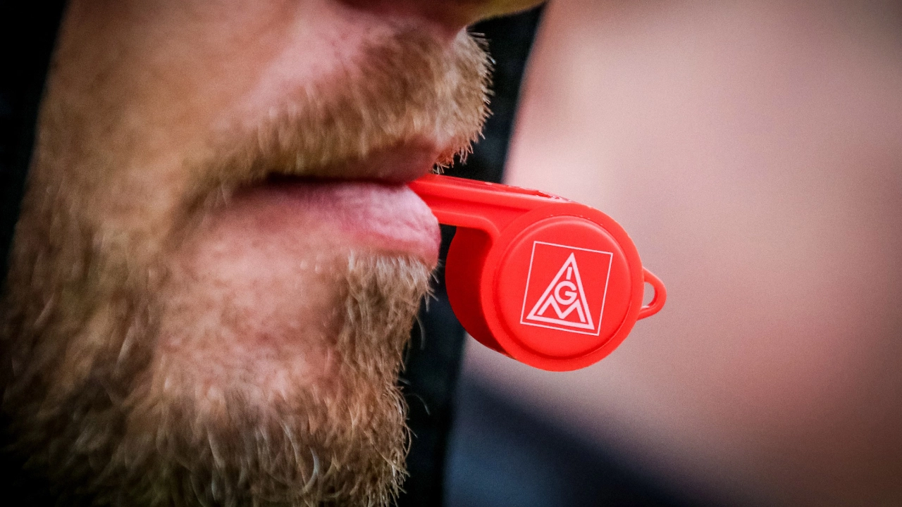 Nahaufnahme von einem bärtigen Mann mit Pfeife im Mund.