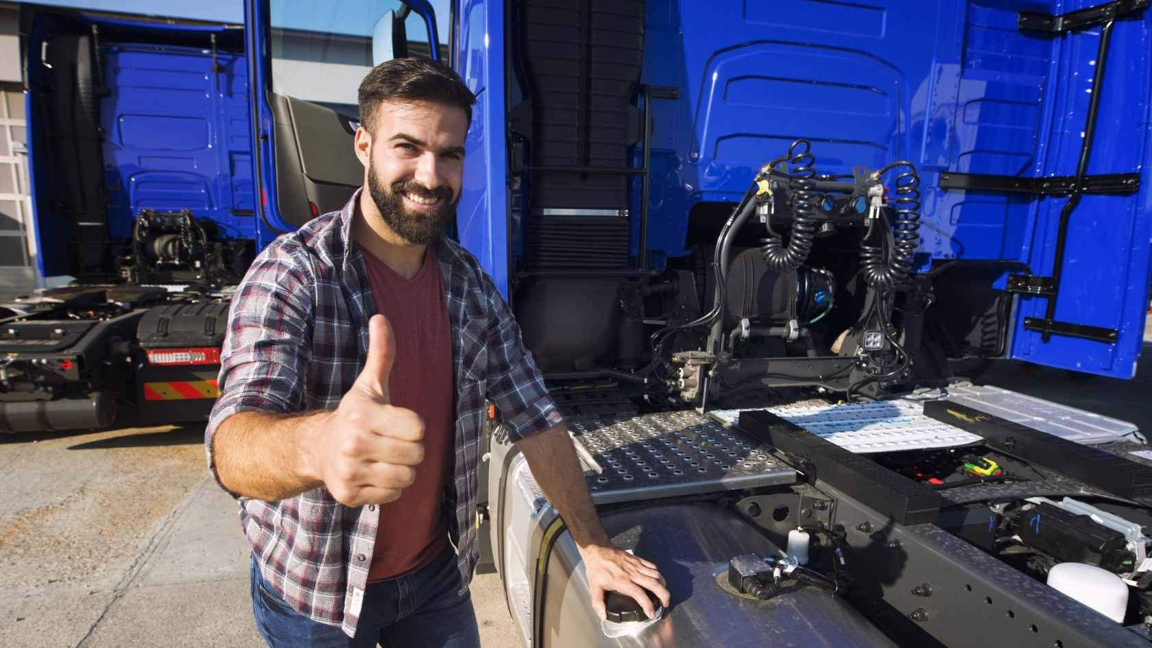 Lkw-Fahrer öffnet die Tankfüllung seines Trucks