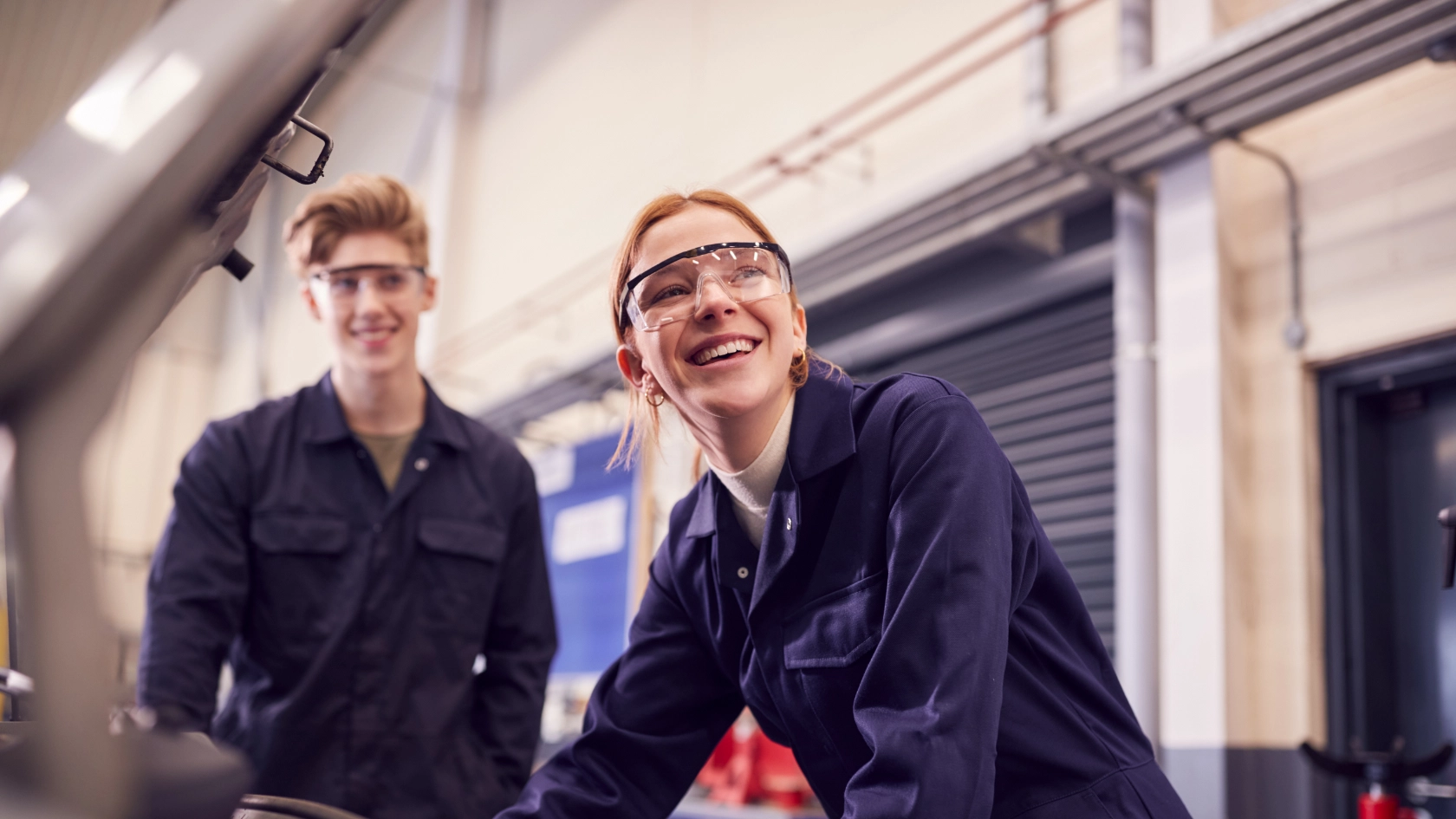 Auszubildende, die auf Automotor schauen