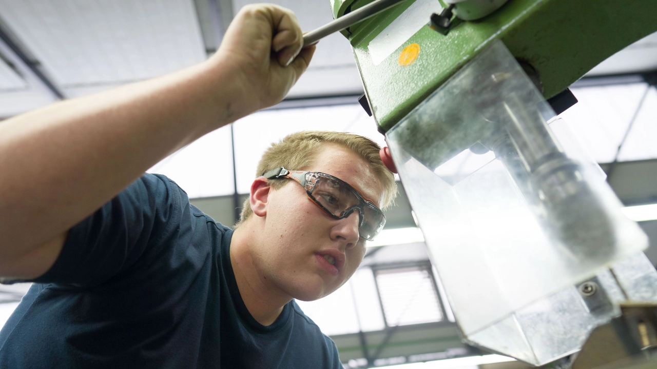 Azubi an der Bohrmaschine im Ausbildungszentrum der Schunk Group.