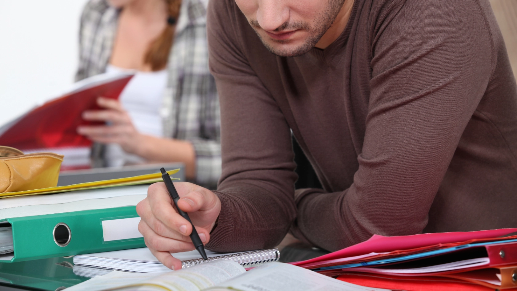 Junger Mann beim Lernen