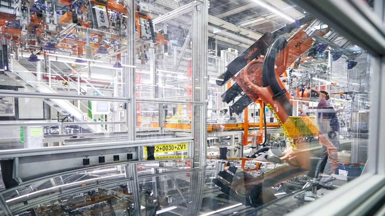 Der Umbau zum E-Mobilität-Standort und die zunehmende Automatisierung ändern die Arbeitsrealität der Beschäftigten