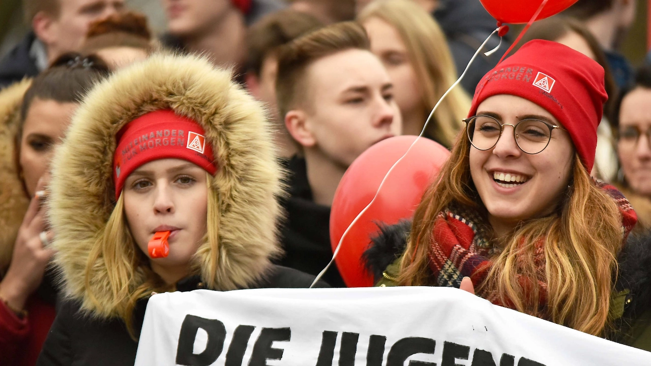 Zwei junge Frauen bei einer Demo.