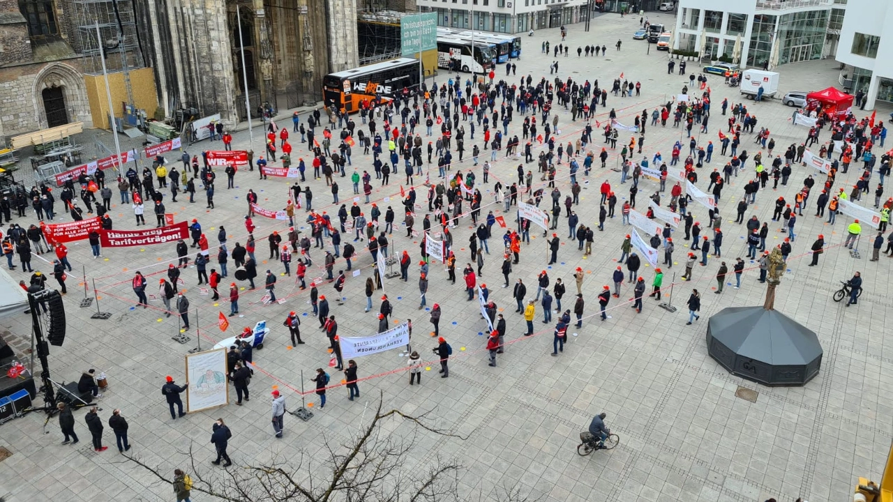 Warnstreikdemo und Kundgebung Münsterplatz Ulm