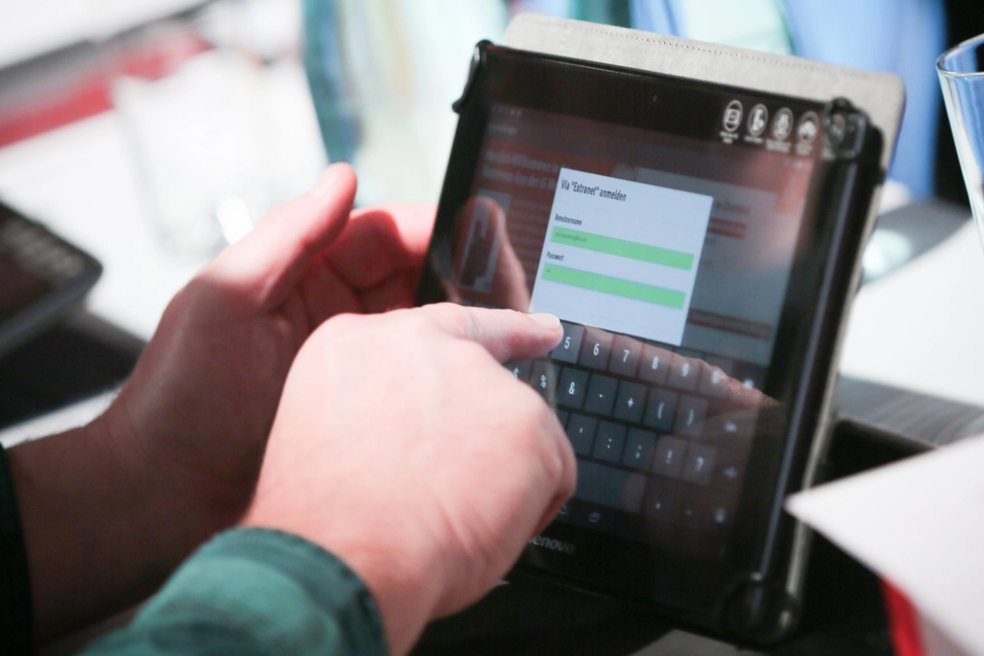 ein Delegierter wählt sich mit einem Tablet in das Extranet der IG Metall ein