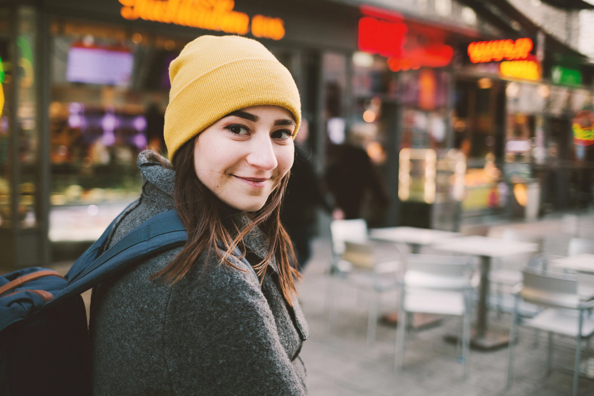 Junge Frau flaniert durch eine Einkaufsstraße