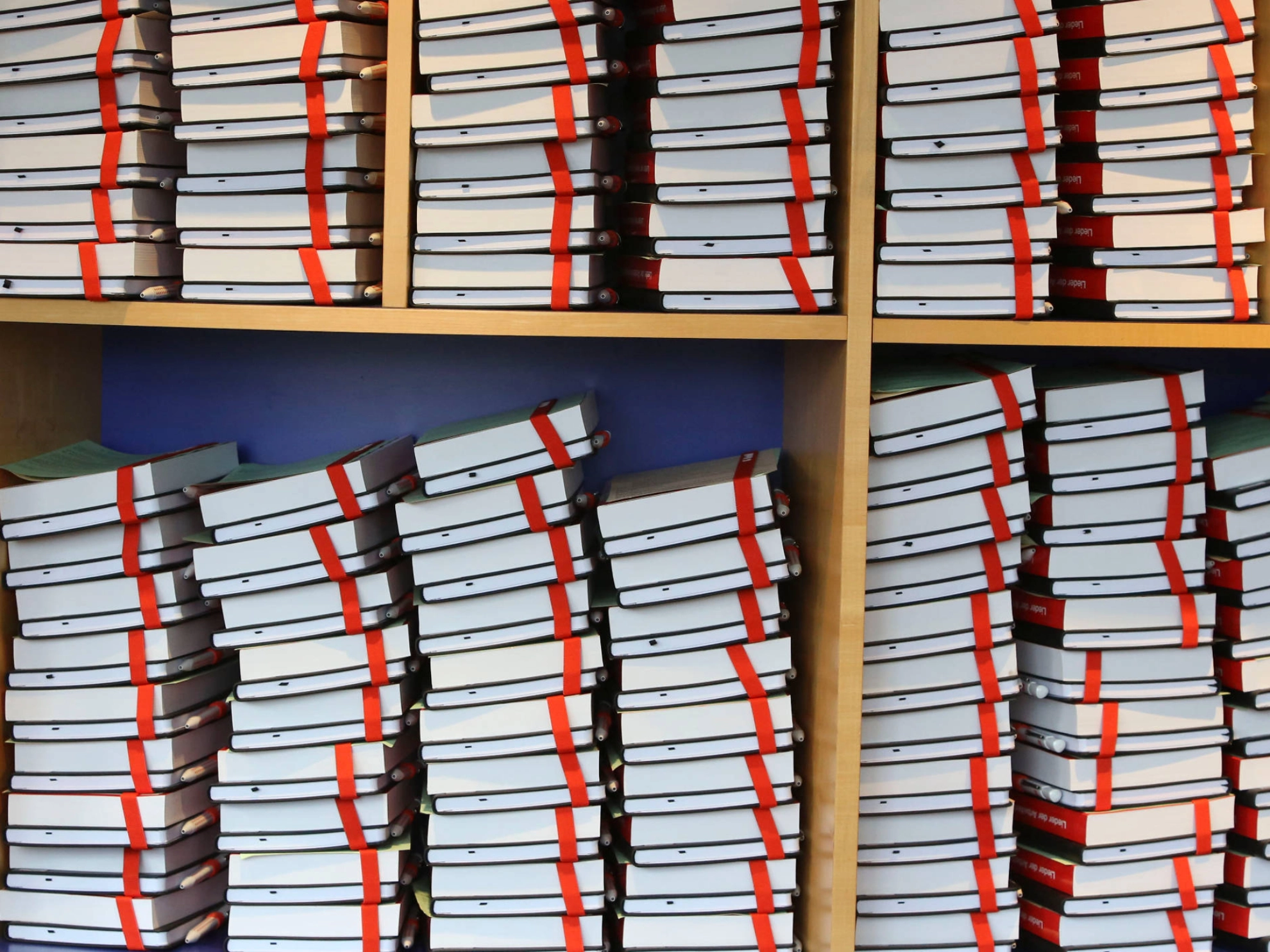 In einem Regal gestapelte Bücher.