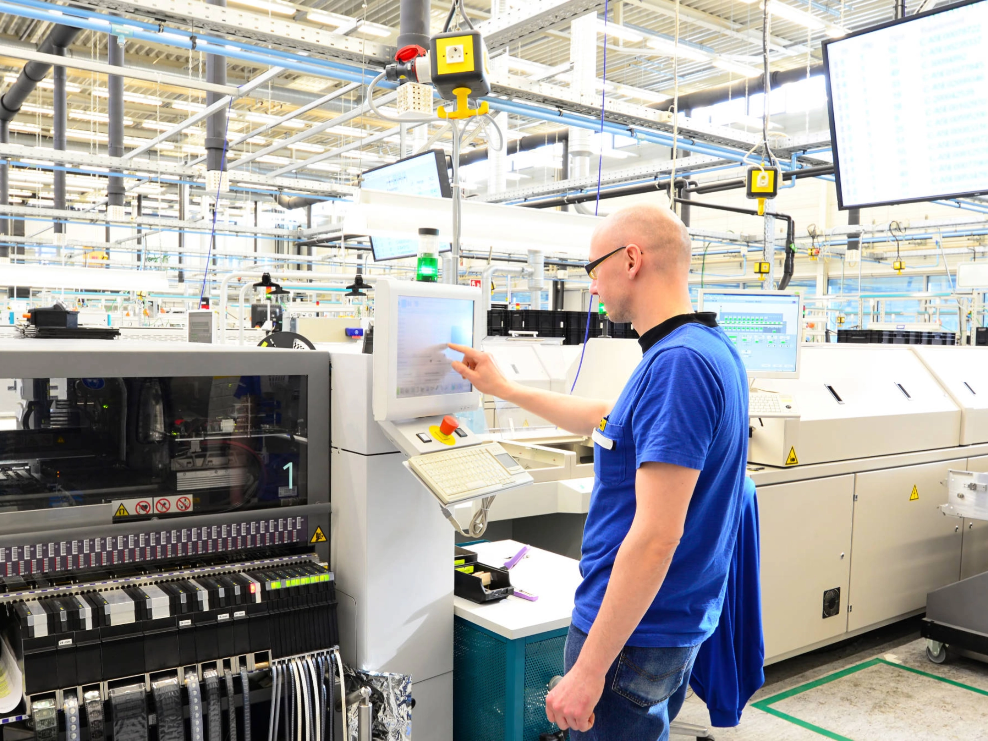 Fertigung und Montage der Mikroelektronik in einem Betrieb.