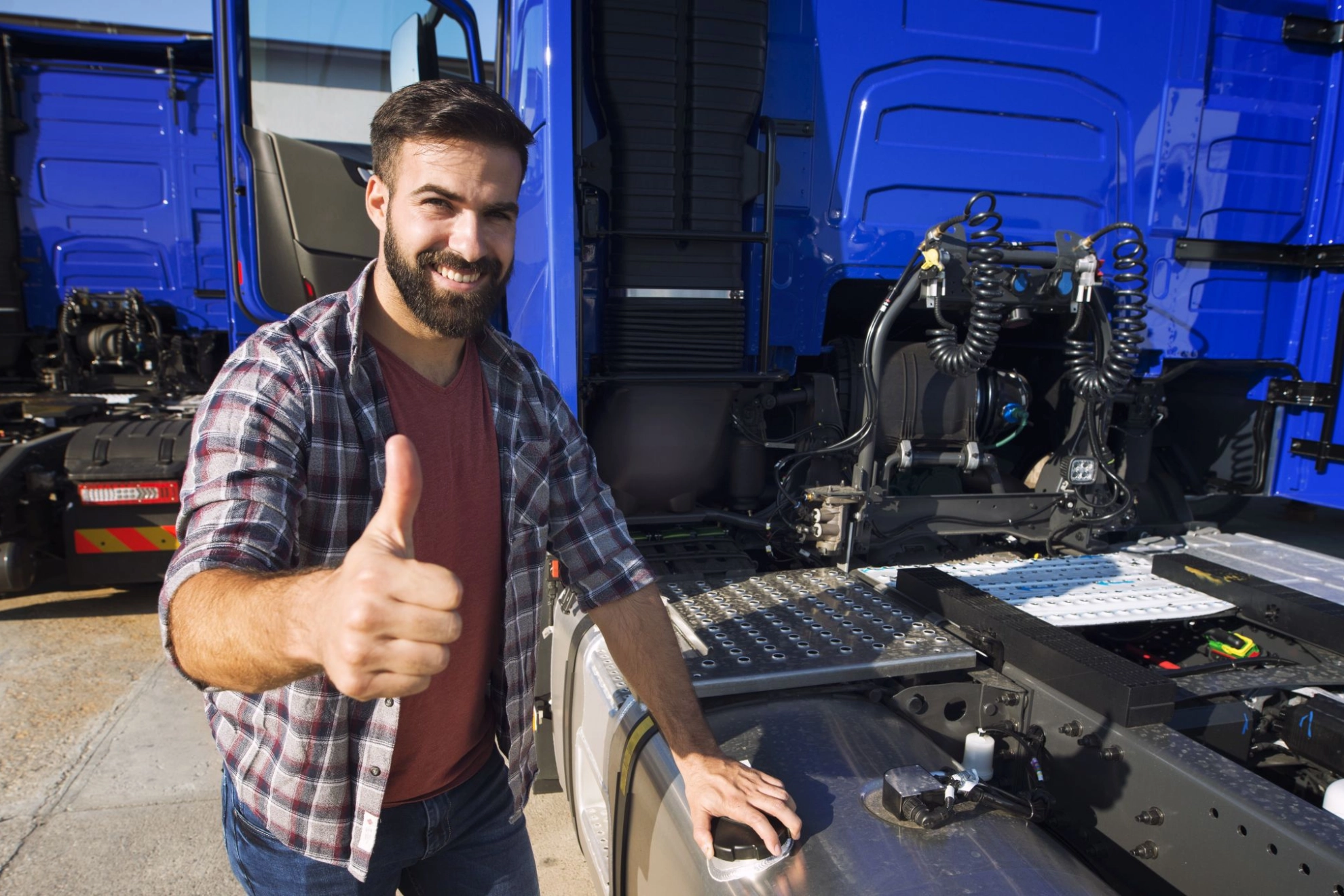 Lkw-Fahrer öffnet die Tankfüllung seines Trucks