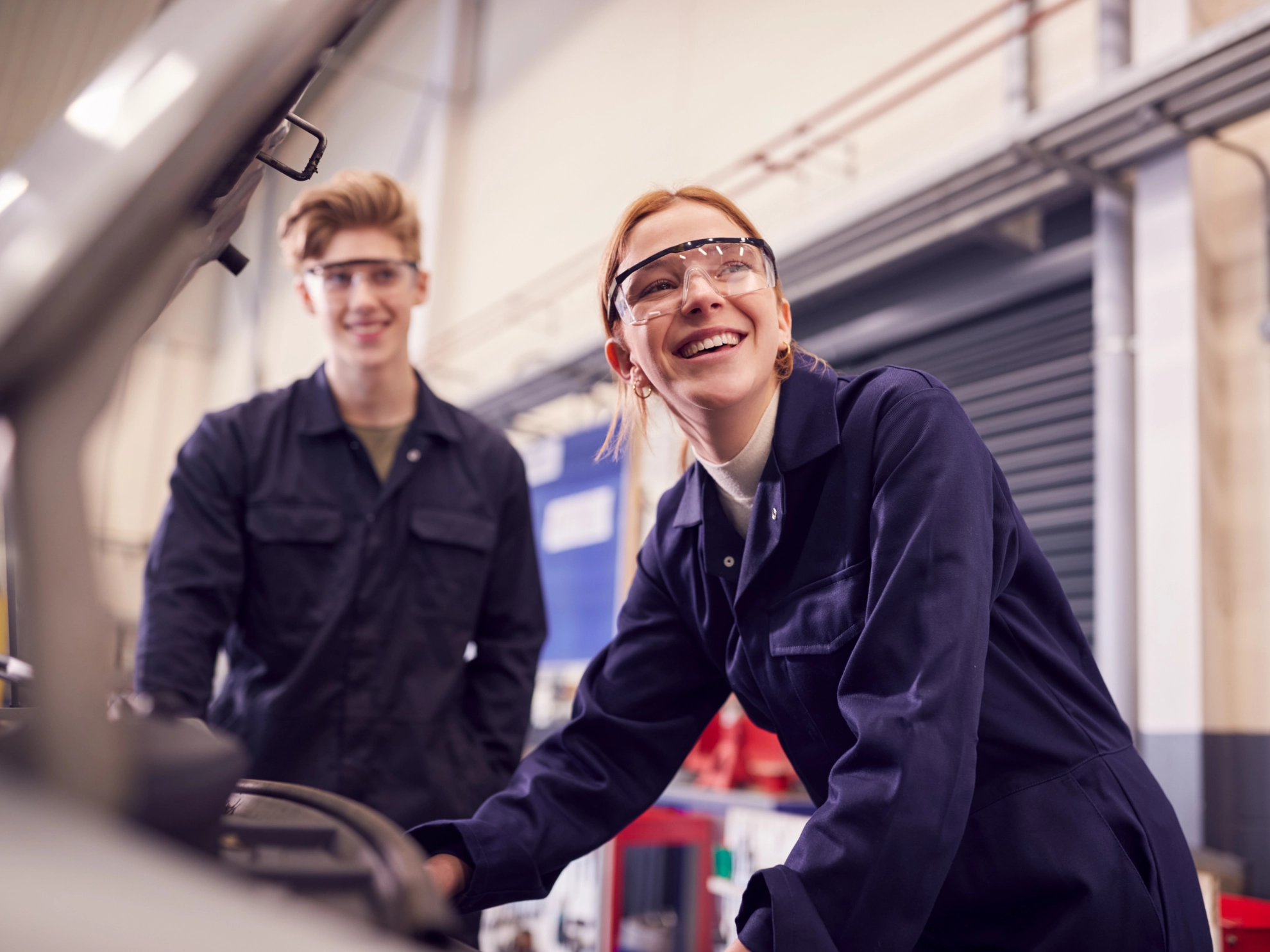 Auszubildende, die auf Automotor schauen