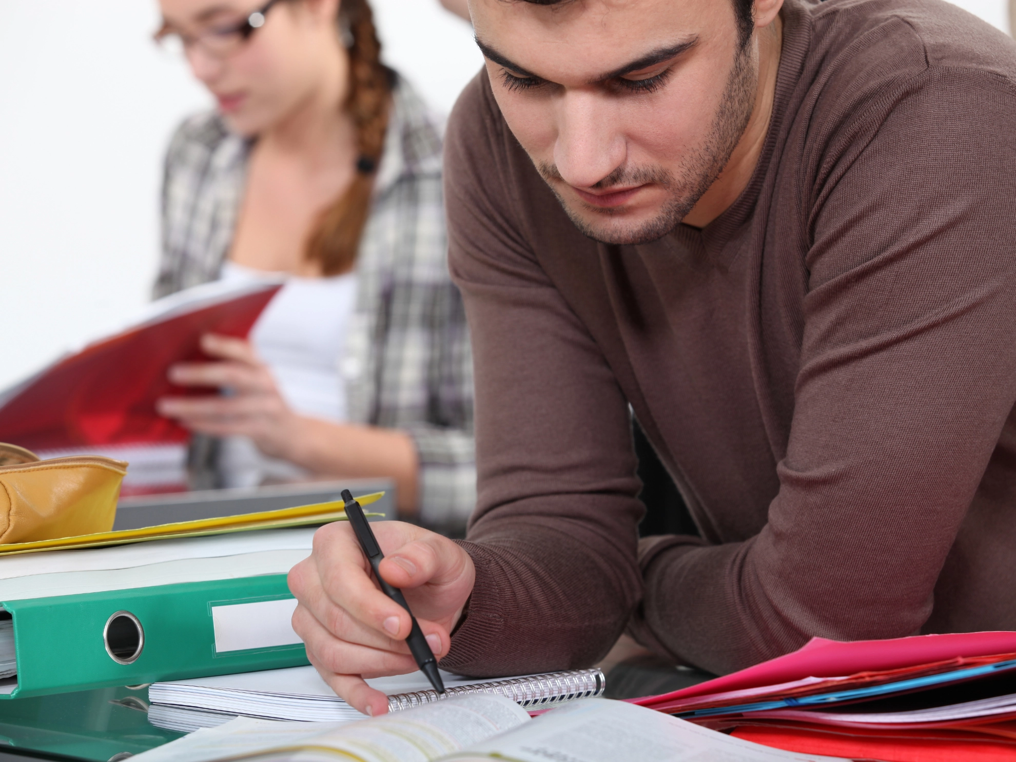 Junger Mann beim Lernen