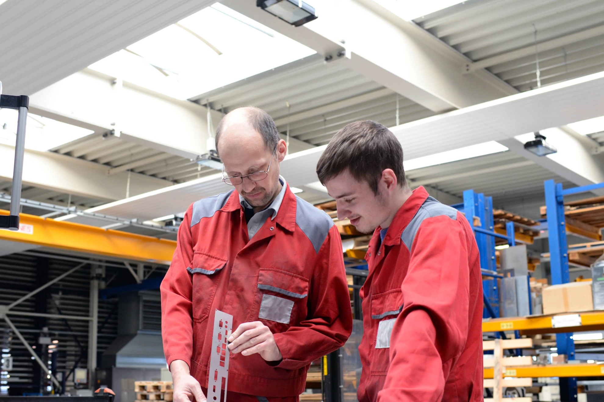 Auszubildender und Ausbilder in einem metallverarbeitenden Unternehmen.