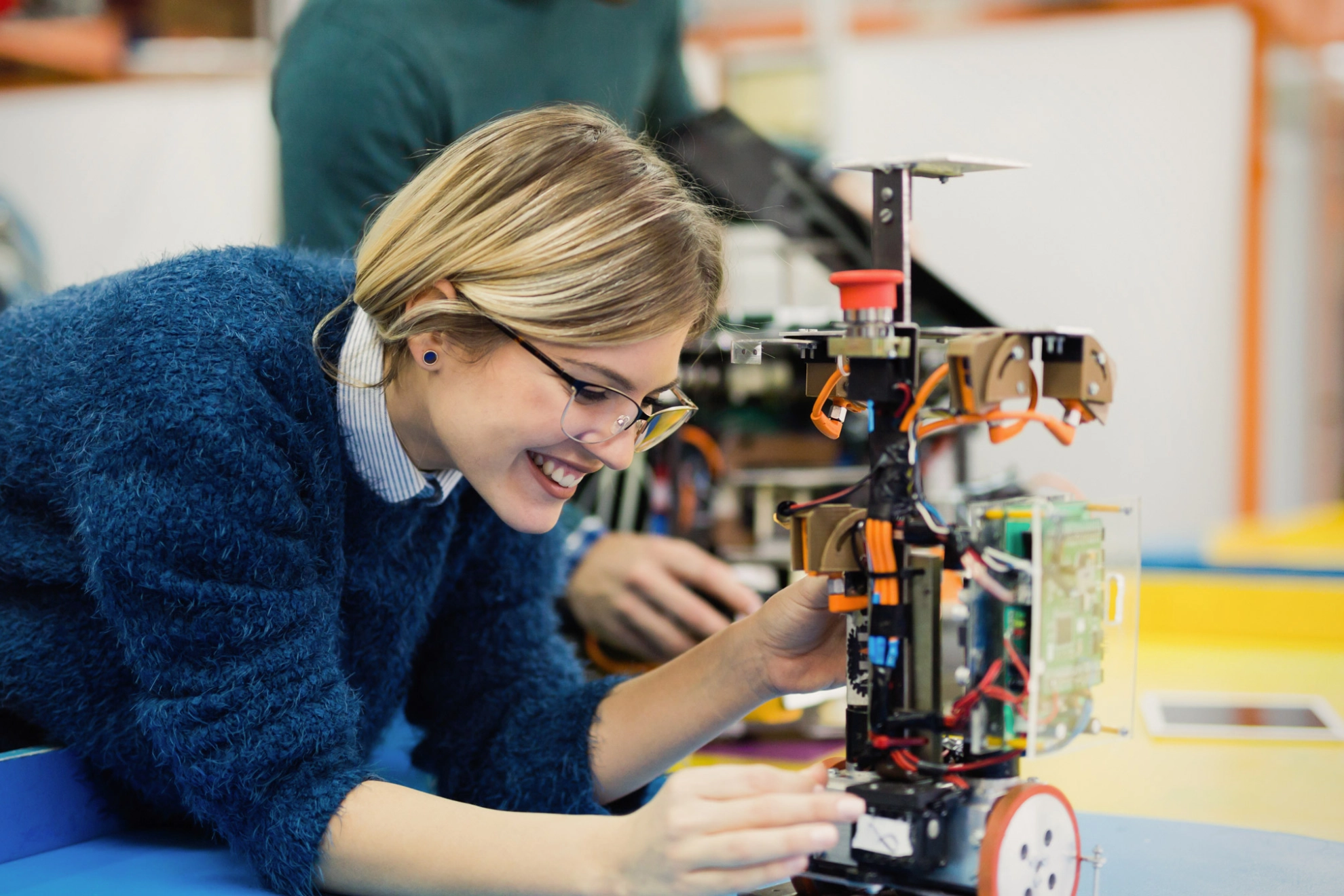 Junge Studentin arbeitet an einem Roboterprojekt