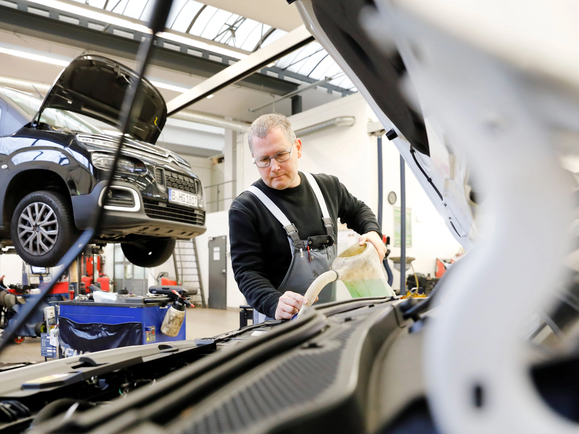 Alexander Großmann ist Mitarbeiter in der PSA Stellantis Werkstatt in Berlin