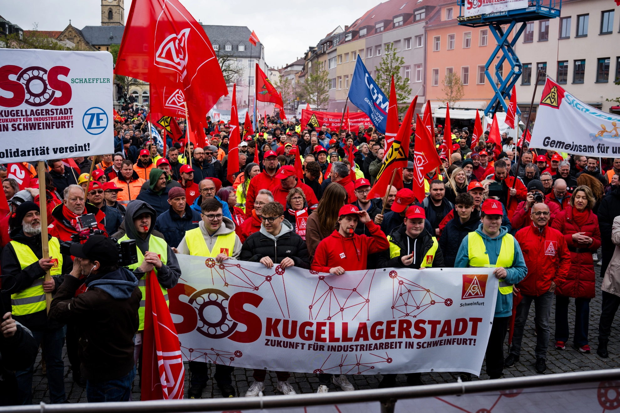 Beschäftigte von ZF, SKF, Bosch, Schaeffler und anderer Betriebe demonstrieren in Schweinfurt für den Erhalt ihrer Standorte.