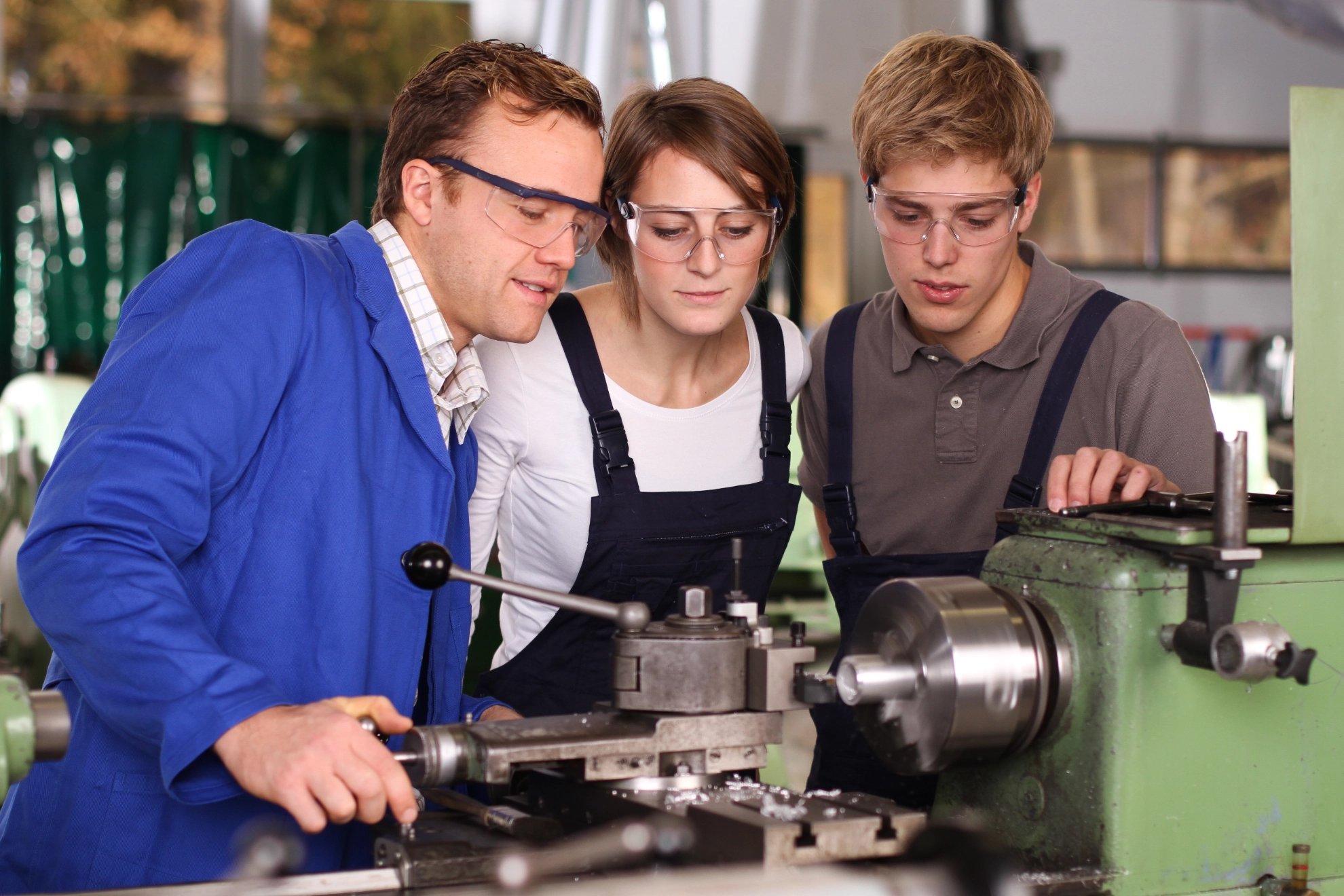 Ausbilder mit seinen Azubis