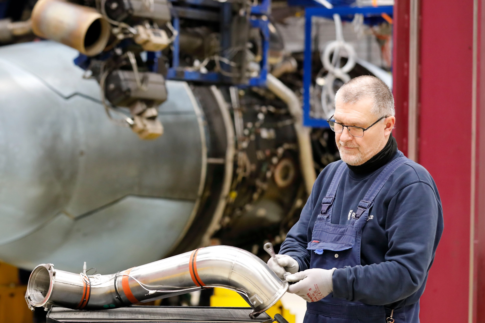 Thomas Schmitt montiert ein Triebwerkelement