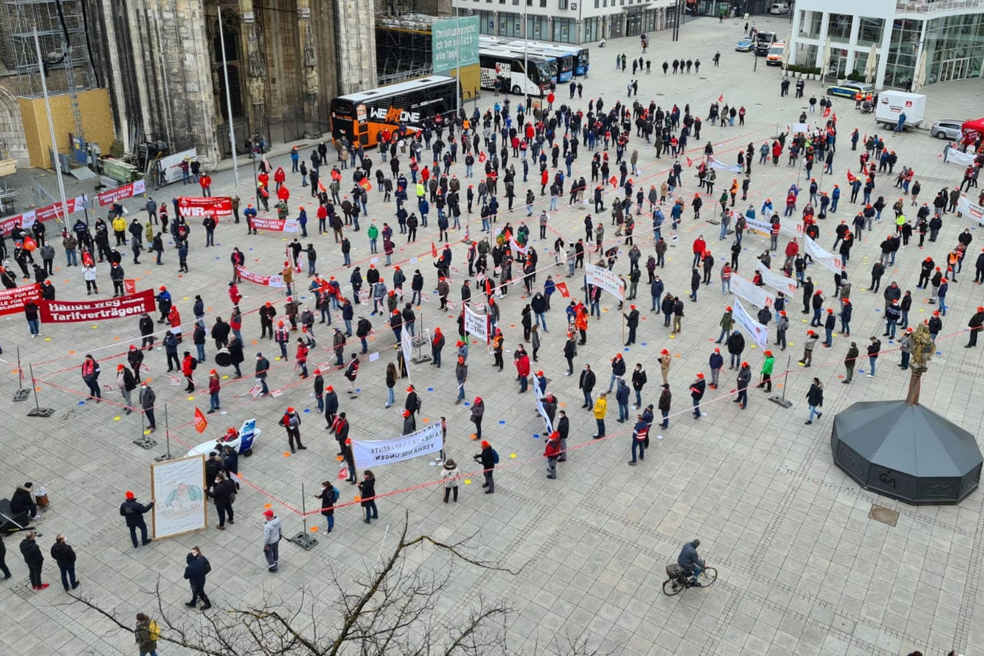Warnstreikdemo und Kundgebung Münsterplatz Ulm