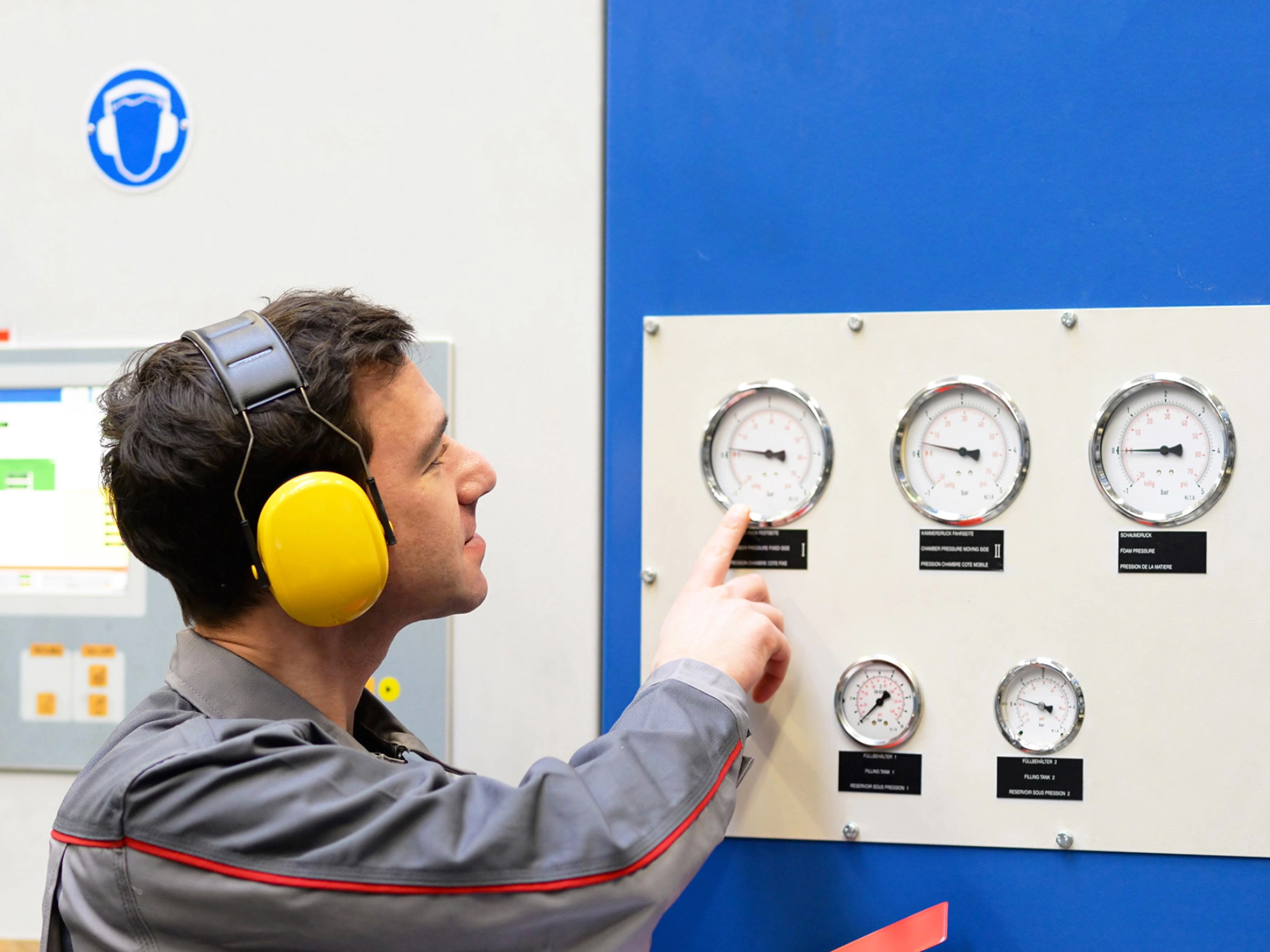Industriearbeiter inspziert die Funktion einer Anlage