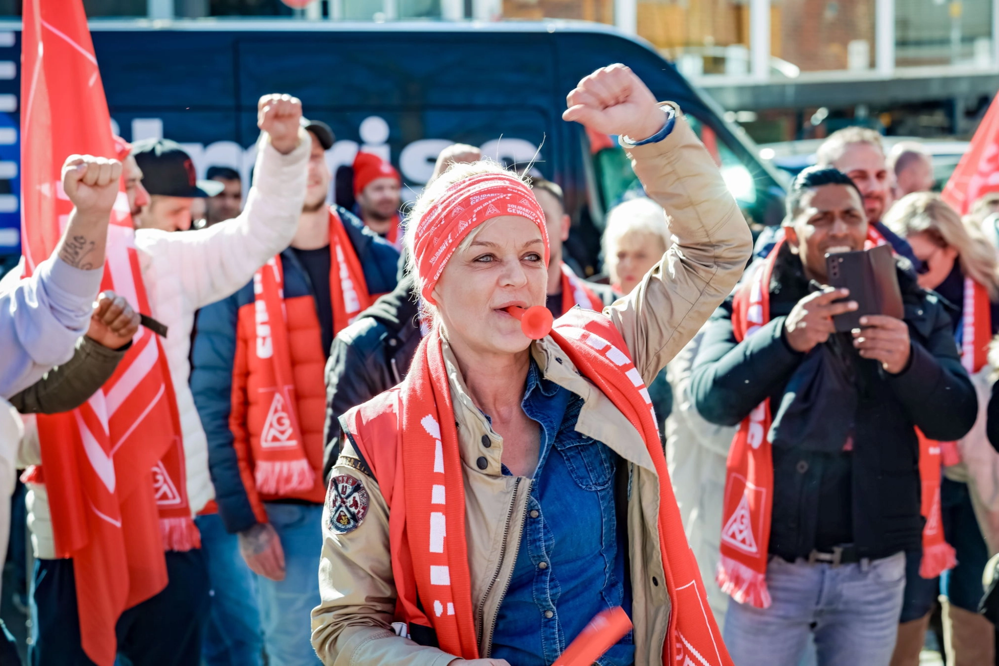 Eine Frau beim Warnstreik bei Kenvue in Wuppertal in der Tarifrunde der Textil- und Bekleidungsindustrie West