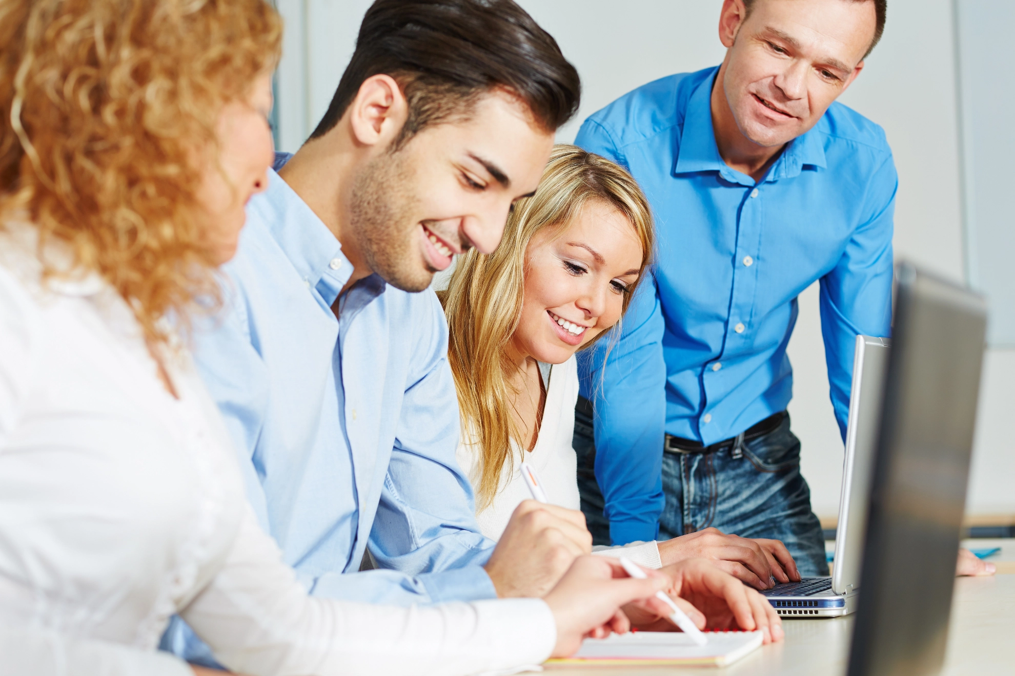 Mehrere junge Leute während einer Schulung oder eines Seminars.