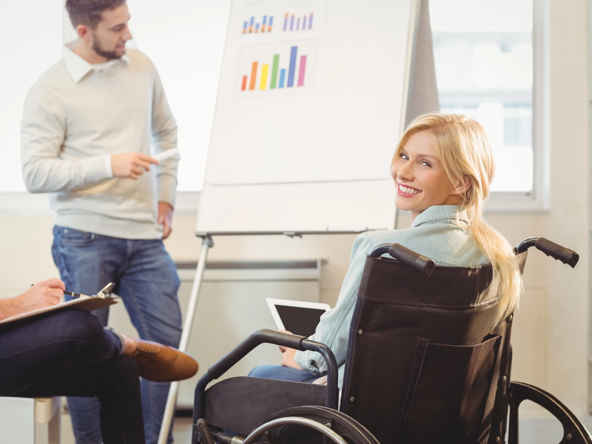 Eine junge Frau im Rollstuhl bei einem Workshop.