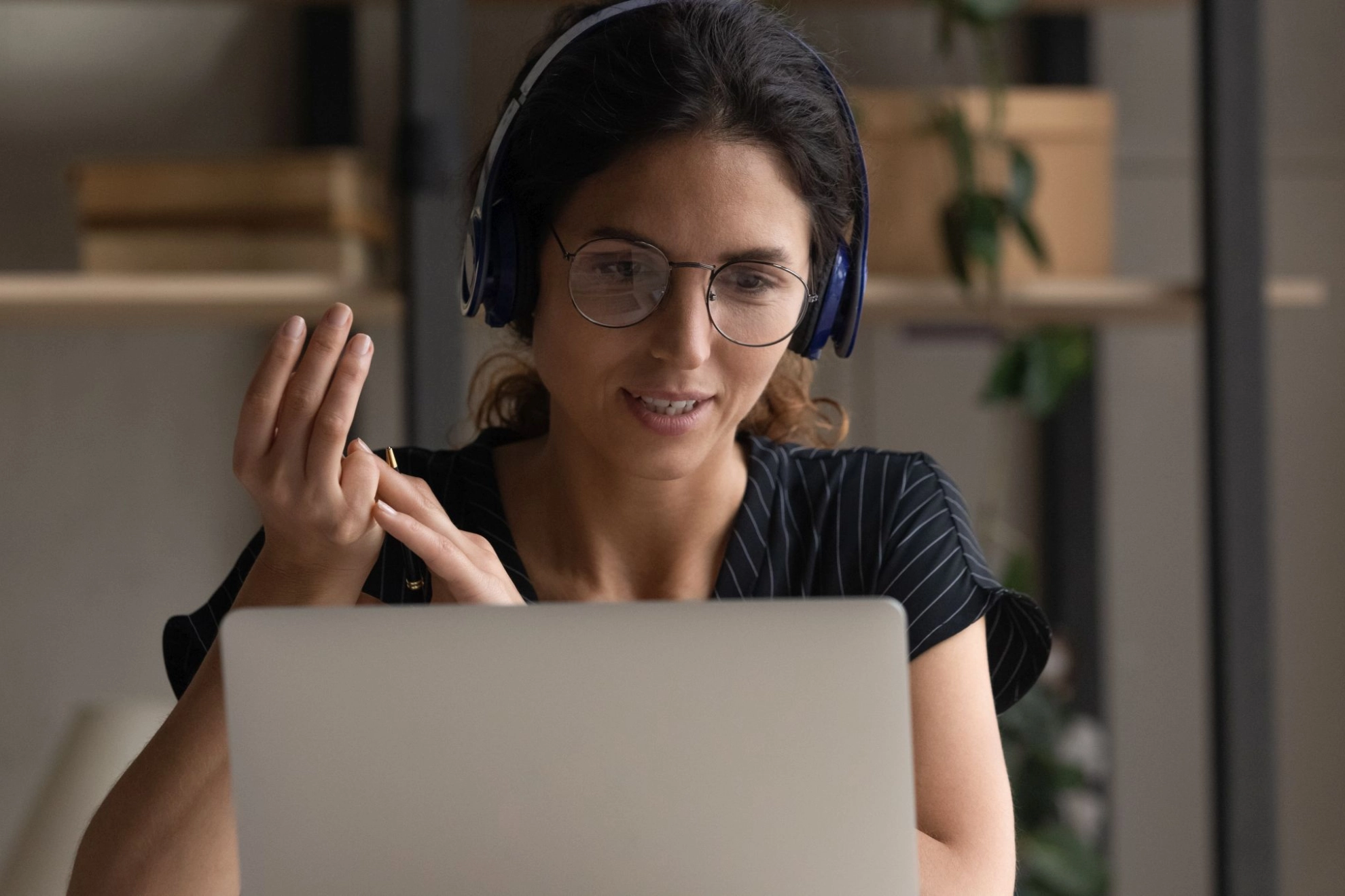 Junge Frau am Notebook