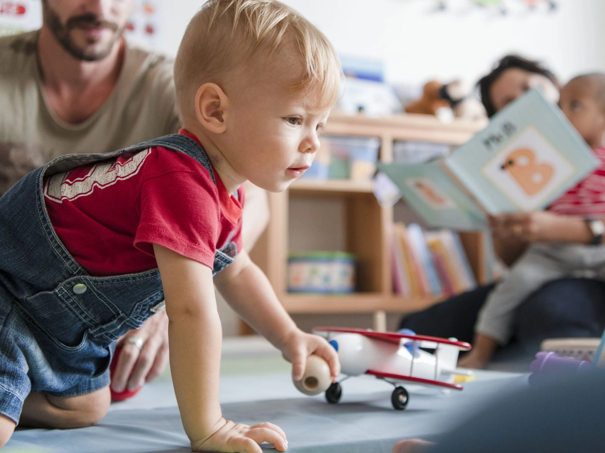kleiner Junge spielt in einem Kinderzimmer