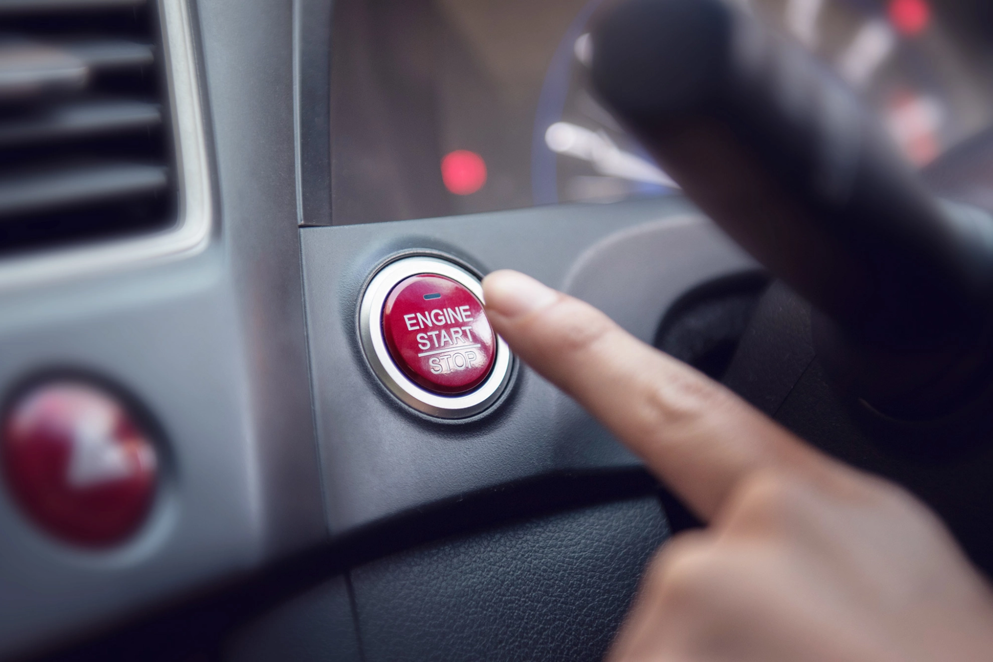 Nahaufnahme eines Fingers, die die Auto-Motor-Start-Taste drückt