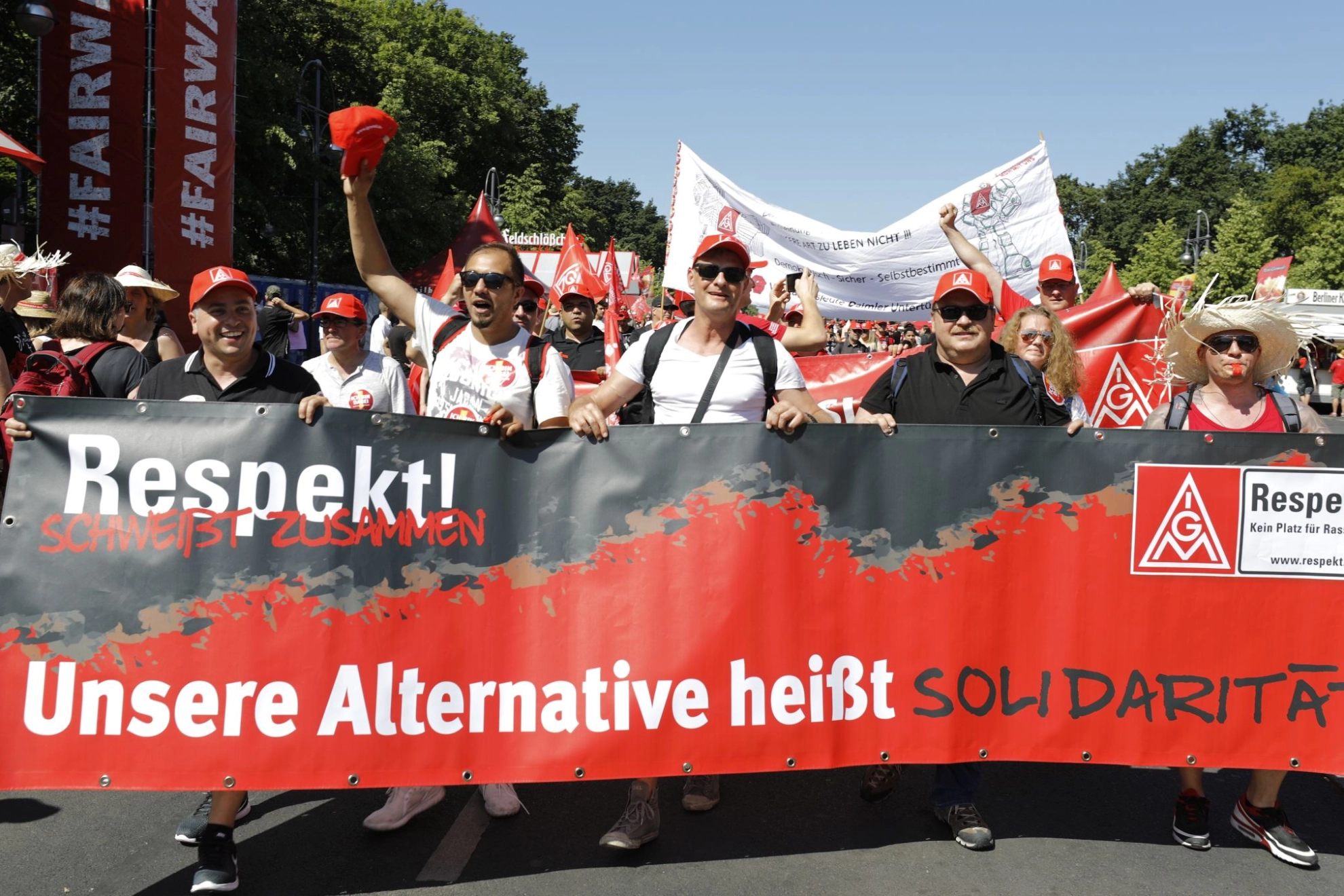 Metallerinnen und Metaller demonstrieren auf der FairWandel-Kundgebung für Respekt, Solidarität und ein faires Miteinander