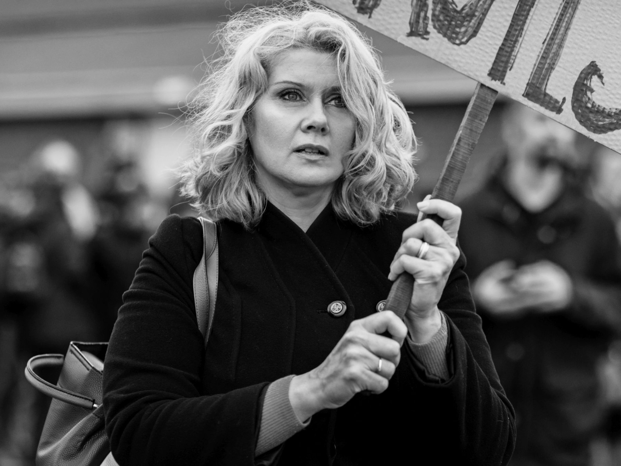 Demonstrierende Frau retro