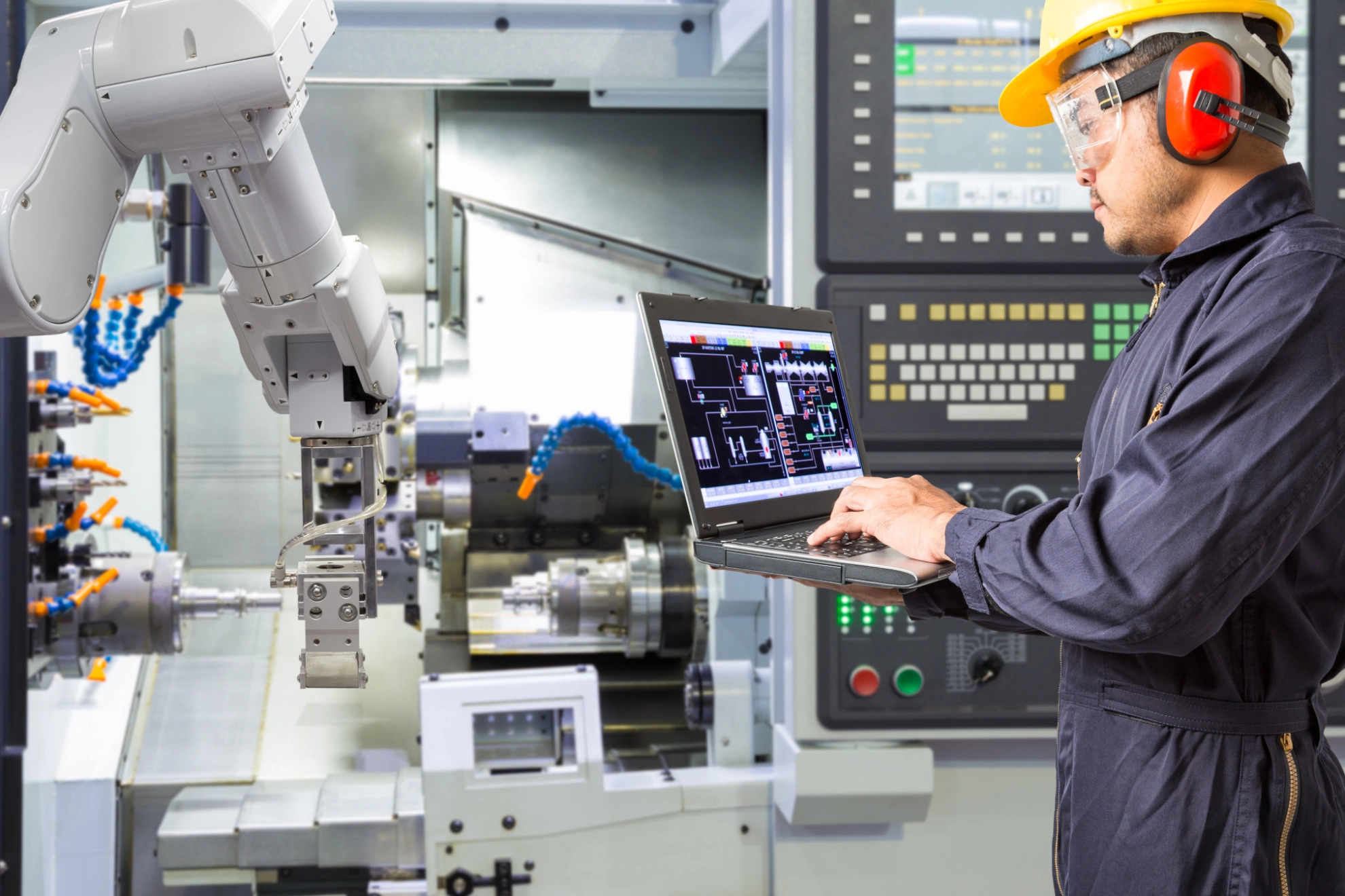 Ingenieur mit Laptop für die automatische Wartung 