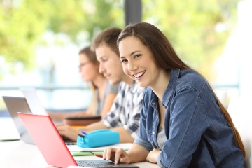 Studenten mit einem Laptop in der Universität 