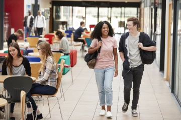 Schüler in Cafeteria