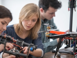 Schüler montieren Drohne