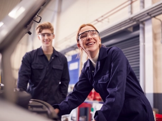 Auszubildende, die auf Automotor schauen