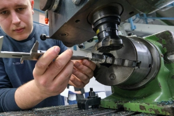 Niklas Behncke an der Drehmaschine in der Ausbildungswerkstatt bei KS Gleitlager in St. Leon Rot