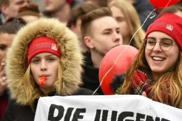 Zwei junge Frauen bei einer Demo.