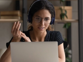 Junge Frau am Notebook