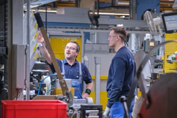 Ralf Hafranke arbeitet an der Ziehmaschine mit Azubi Lukas Gottlieb bei KS Gleitlager in St.Leon Rot