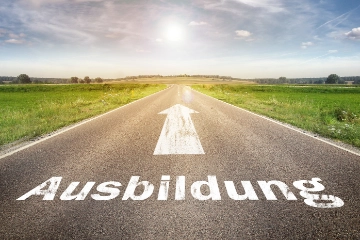 Ausbildung weißt zum Horizont auf einer langen Straße