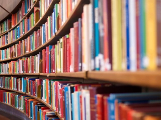 Bücherregale in einer Bibliothek